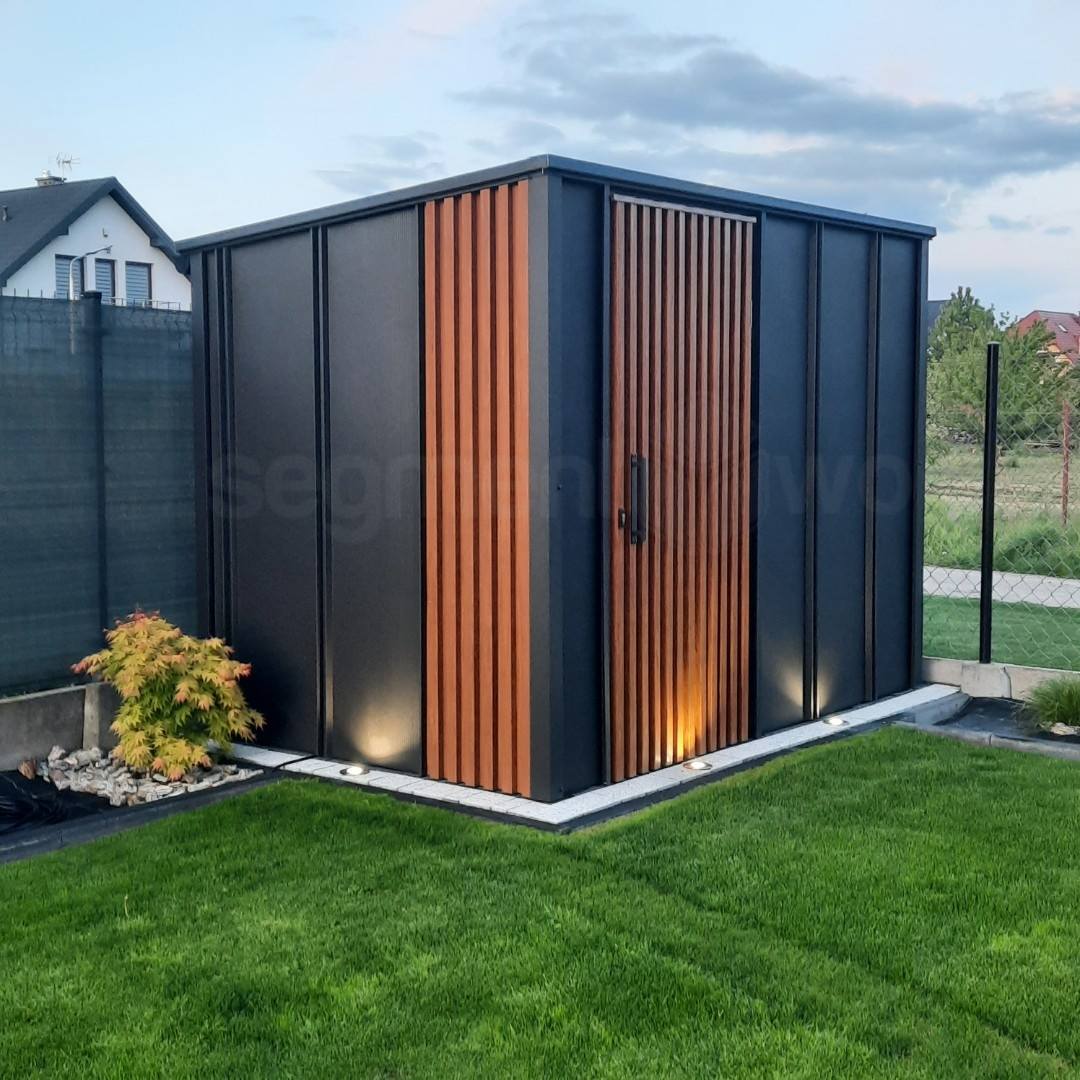 Domek narzędziowy nowoczesny – blacha panelowa i lamele stalowe