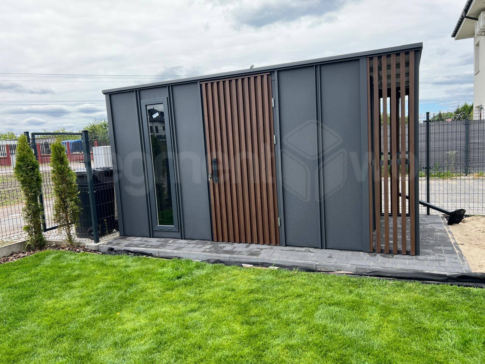 Domek narzędziowy z drewutnią – antracyt RAL 7016 z lamelami orzech, klasyczny model domku ogrodowego Segmentowo