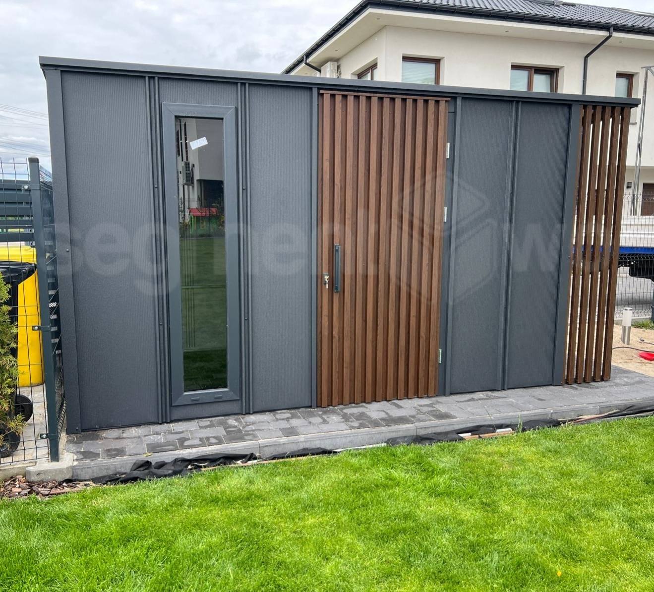 Domek narzędziowy z drewutnią – jak wybrać najlepszą konfigurację domku ogrodowego