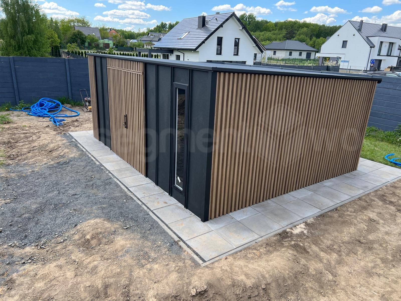 Wiata garażowa czy garaż blaszany – porównanie kosztów, zalet i wymagań formalnych