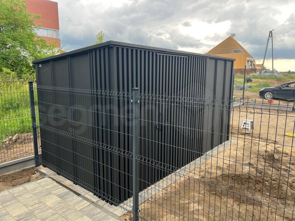 Domek narzędziowy czarny RAL 9005 – lamele na drzwiach zintegrowane ze ścianą, nowoczesny minimalistyczny design