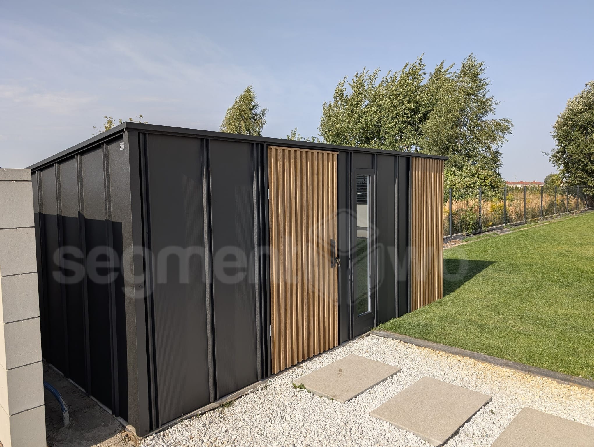 Domek z drewutnią z boku – czarny RAL 9005, lamele dąb naturalny