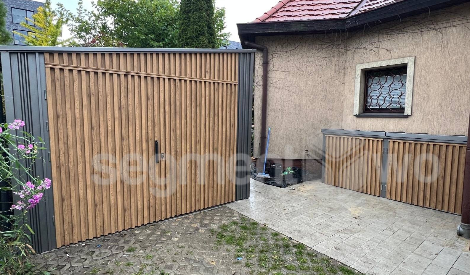 Domek narzędziowy stalowy RAL 9007 z lamelami drewnopodobnymi – projekt indywidualny Segmentowo