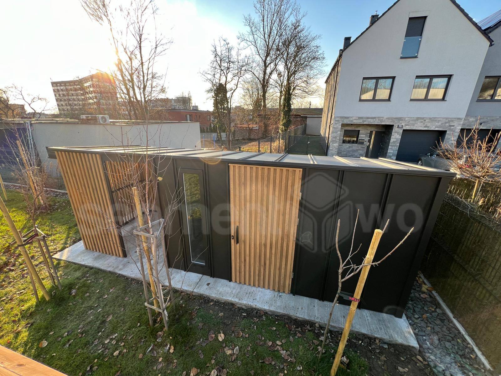 Domek dwudzielny – czarny RAL 9005, lamele dąb naturalny