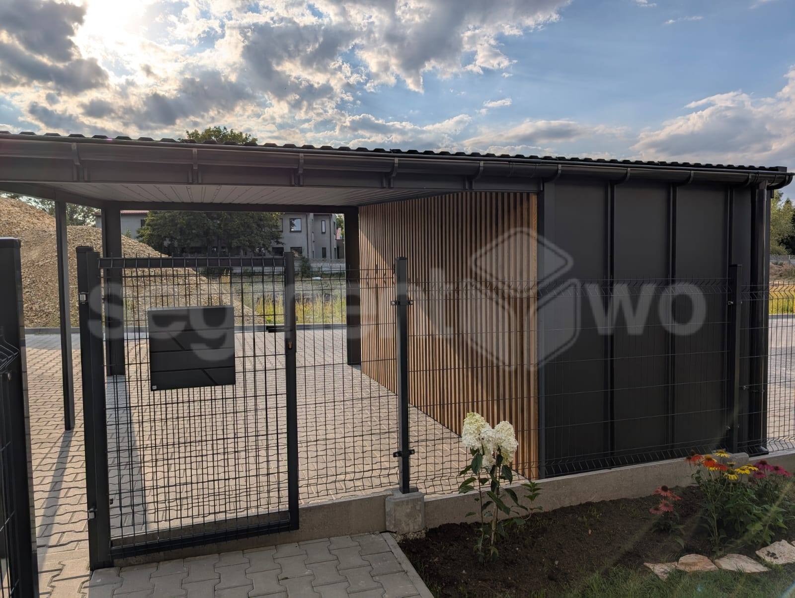 Carport z domkiem ogrodowym – nowoczesna wiata garażowa stalowa z montażem, lamele dąb naturalny
