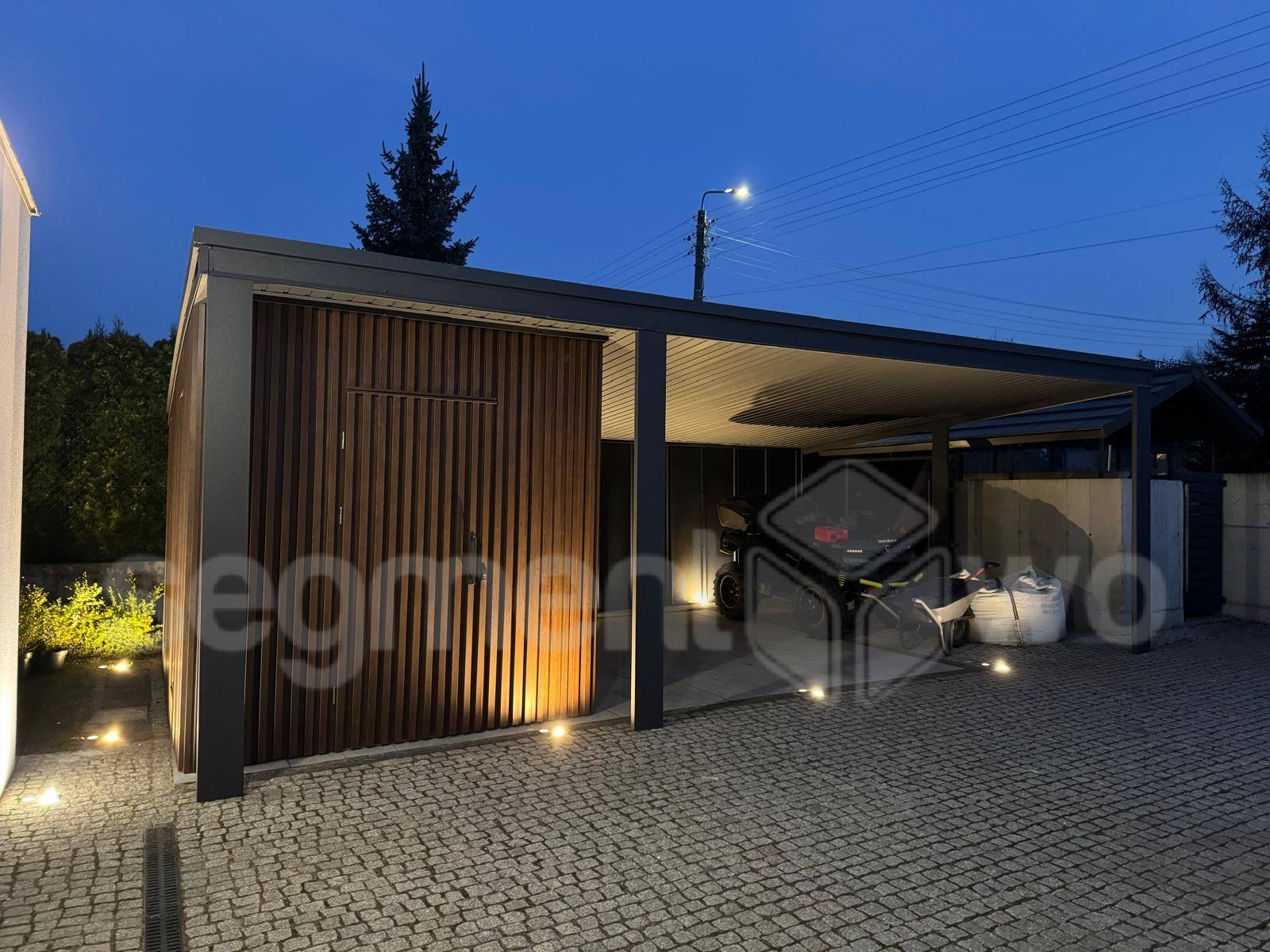 Wiata garażowa dwustanowiskowa z domkiem narzędziowym – blacha antracyt RAL 7016, lamele orzech, nowoczesny carport stalowy z montażem Segmentowo