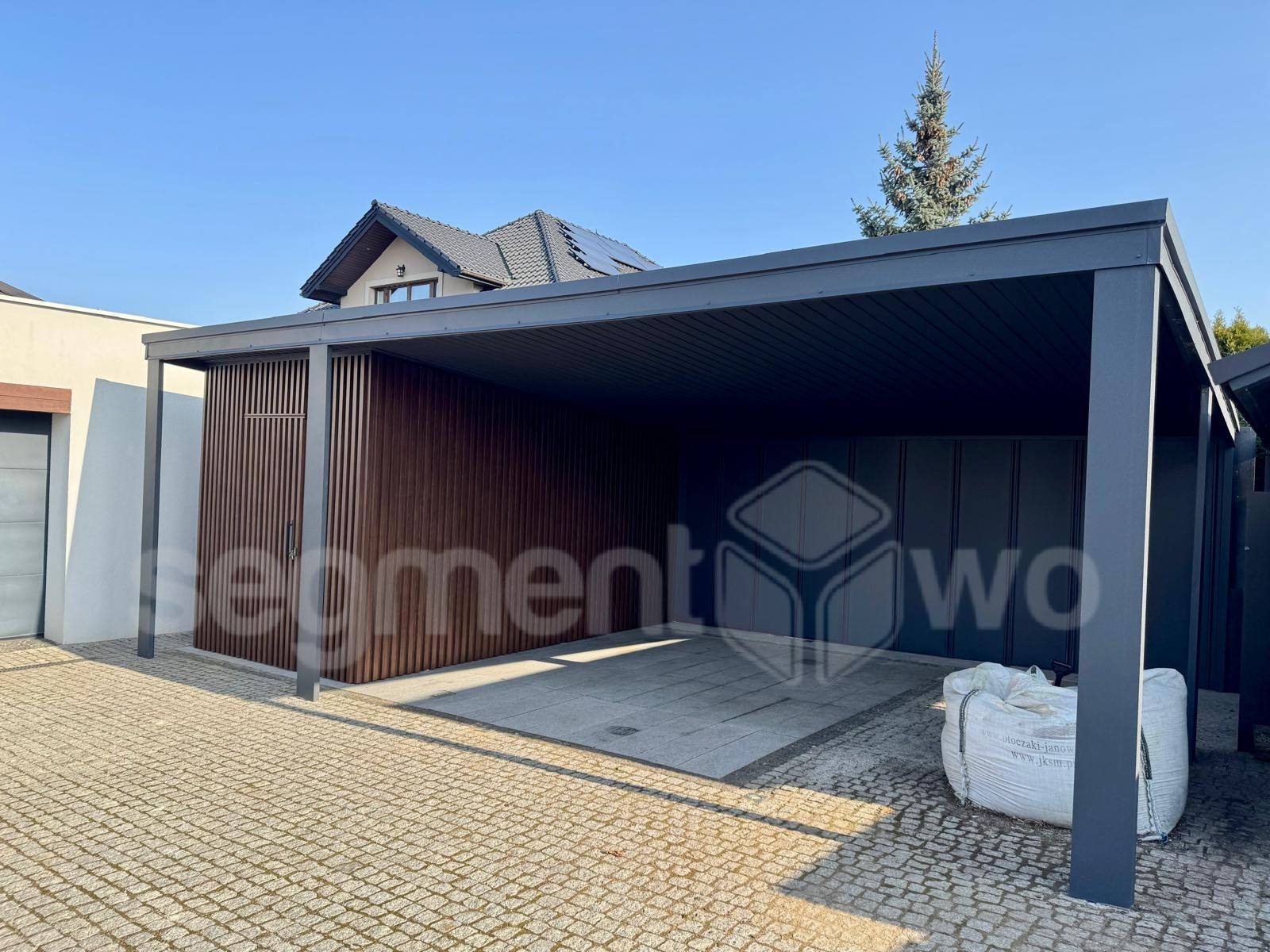Wiata garażowa z domkiem narzędziowym – antracyt RAL 7016, lamele orzech, podświetlenie LED, realizacja Segmentowo